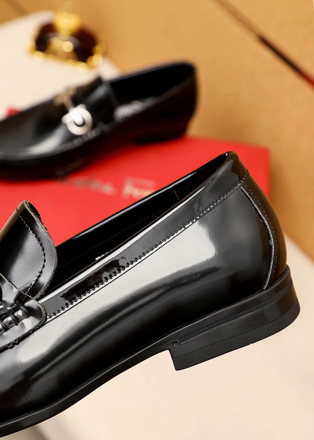 Men's shoes 💰480 💐 Product trademark: Ferragamo "Ferragamo" casual leather shoes Regular size: 38-44 (45🉑️customized) Product materials: Selected imported first-layer open-edge beaded cowhide leather upper + luxury hardware buckle, imported water-dyed cowhide leather lining. Strong three-dimensional visual effect, original outsole color: 4⃣️seed leather materials available